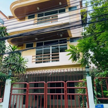 FOR RENT Single House in Townhome style at Sukhumvit soi 31 near BTS Promphong station, near Emporium& Emquatier shopping complex 