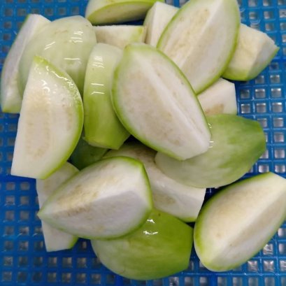 Green round eggplant Cut into pieces