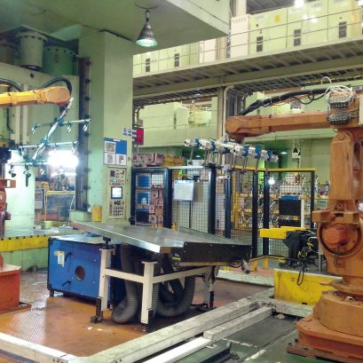 มือหุ่นยนต์หยิบแผ่นเหล็กที่ซ้อนกัน