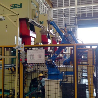 มือหุ่นยนต์หยิบงานปั๊มขึ้นรูป