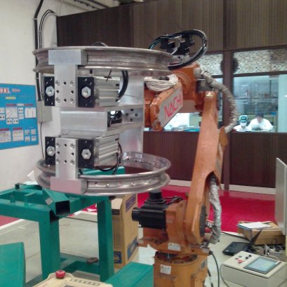 มือหุ่นยนต์หยิบล้อมอเตอร์ไซด์