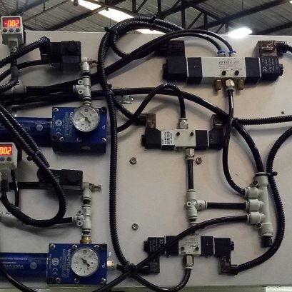 มือหุ่นยนต์หยิบแผ่นเหล็กทำงานร่วมกับวาวล์กันรั่ว