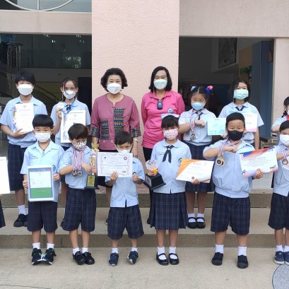 ผู้อำนวยการมอบรางวัลให้กับนักเรียนที่ได้รับรางวัลจากการแข่งขันวิชาการและกีฬาประเภทต่างๆ ปีการศึกษา 2564