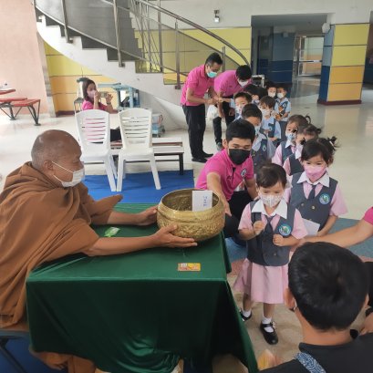 คณะผู้บริหาร ครู นักเรียน และผู้ปกครอง ร่วมทำบุญกับหลวงพ่ออลงกต วัดพระบาทน้ำพุ เนื่องในวันอาสาฬหบูชาและวันเข้าพรรษา ประจำปี 2565