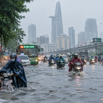 Mùa Mưa TP.HCM: Đường Ngập Nước, Bỏ Túi Ngay Những Mẹo An Toàn Để Bảo Vệ Bản Thân Và Gia Đình