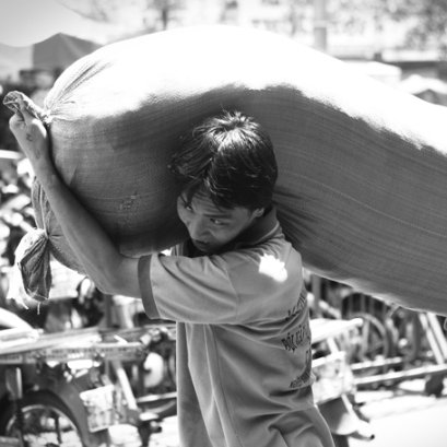 Những quy định về nâng, vác vật nặng theo pháp luật Việt Nam