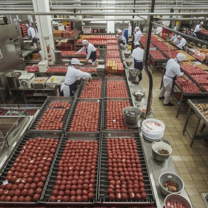 Bên Trong Nhà Máy Sản Xuất Thịt Viên & Xúc Xích Hiện Đại 