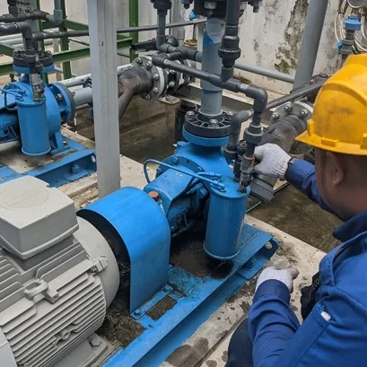 ช่างกำลังตรวจสอบเกียร์มอเตอร์ในระบบเครื่องจักรอุตสาหกรรม