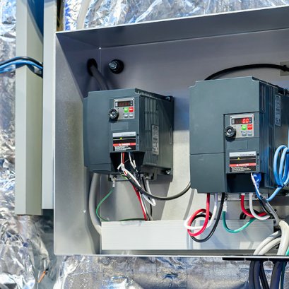 อินเวอร์เตอร์ควบคุมมอเตอร์ในตู้ควบคุมระบบอุตสาหกรรม