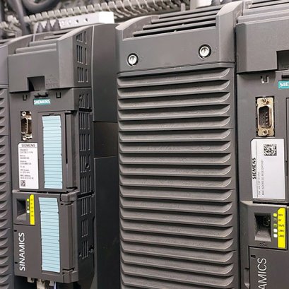 ตู้ควบคุมพร้อมอินเวอร์เตอร์ Siemens SINAMICS G120 หลายตัว