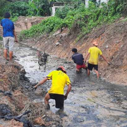 Cleaning ditch to make better environment
