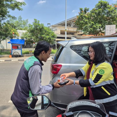 Tim PT Pembangunan Sarana Perkasa memberikan kotak nasi Jumat Berkah kepada pengemudi ojek online di area Manggarai, Jakarta pada 12 September 2025.