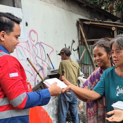 Tim PT Pembangunan Sarana Perkasa membagikan kotak nasi Jumat Berkah kepada pengemis dan tunawisma di Manggarai, Jakarta, pada 19 September 2025.