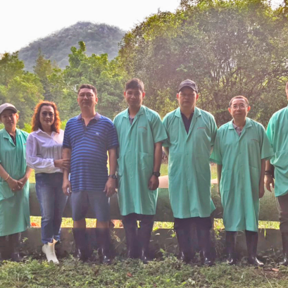 ภาพบรรยกาศการเข้าเยี่ยมชมฟาร์มและโรงงานชำแหละและตัดแต่งของกรรมการตลาดสุขใจ