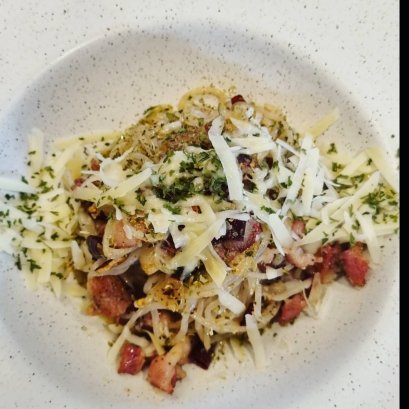 เส้นบุกผัดเบคอนรมควันและพริกแห้ง