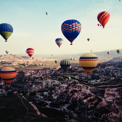 ท่องเที่ยวที่ตุรกีดูบอลลูนลอยบนท้องฟ้าที่สวยงามทั้งเมือง