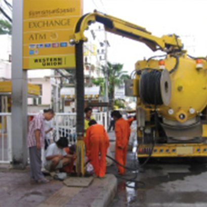 บริการรับเหมาลอกท่อระบายน้ำด้วยรถดูดฉีดล้างท่อระบายน้ำแรงดันสูง