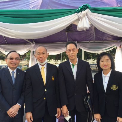 ดร.ป๊อปเป็นสมาชิกของสมาคมแพทย์