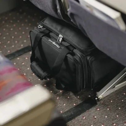 วางกระเป๋าใต้ที่นั่งเครื่องบิน