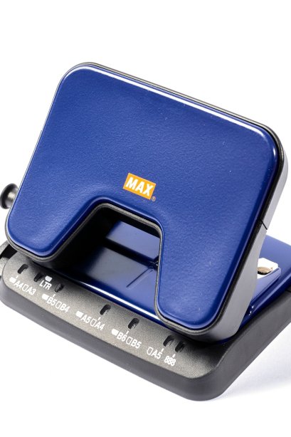 เครื่องเจาะกระดาษ MAX DP-25T น้ำเงิน