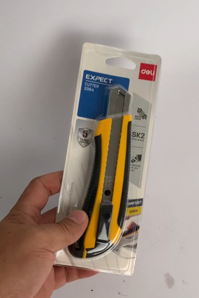 คัตเตอร์ Deli No.2064 ขนาด 18 มม