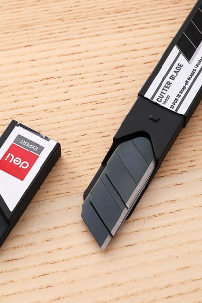 ใบมีดคัตเตอร์ Deli No.78000 ขนาด 18 มม