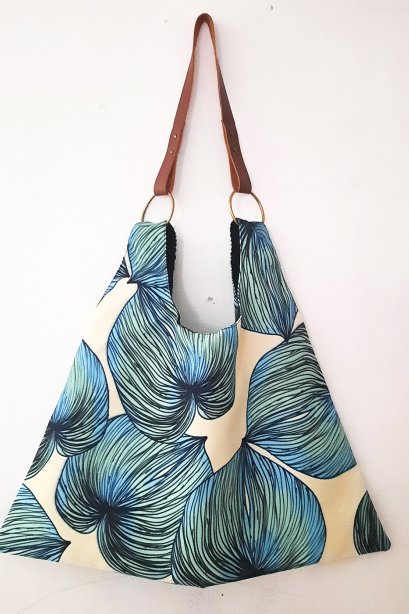 กระเป๋าผ้าทรงสามเหลี่ยม /กระเป๋าผ้า / กระเป๋าแคนวาส