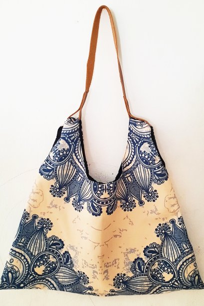 กระเป๋าผ้าแคนวาสทรงสามเหลี่ยม /กระเป๋าผ้า / กระเป๋าแคนวาส / ฟรีค่าจัดส่ง