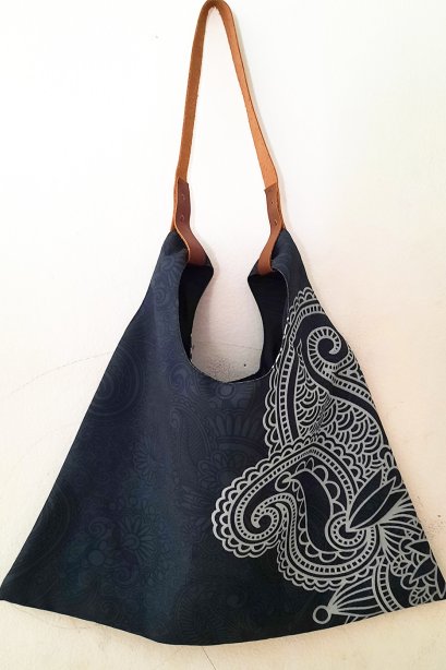 กระเป๋าผ้าแคนวาสทรงสามเหลี่ยม /กระเป๋าผ้า / กระเป๋าแคนวาส / ฟรีค่าจัดส่ง