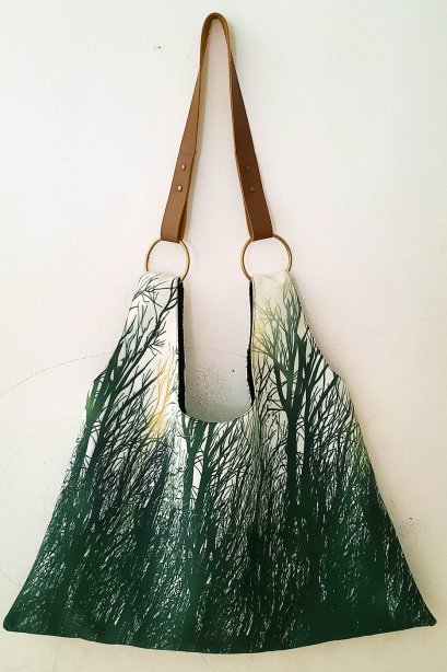 กระเป๋าผ้าทรงสามเหลี่ยม /กระเป๋าผ้า / กระเป๋าแคนวาส