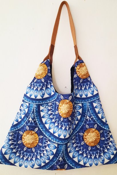 กระเป๋าผ้าแคนวาสทรงสามเหลี่ยม /กระเป๋าผ้า / กระเป๋าแคนวาส / ฟรีค่าจัดส่ง