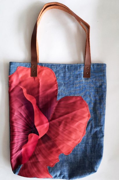 กระเป๋าสะพาย/ กระเป๋ายีนส์แปะดอกไม้ / จัดส่งฟรี