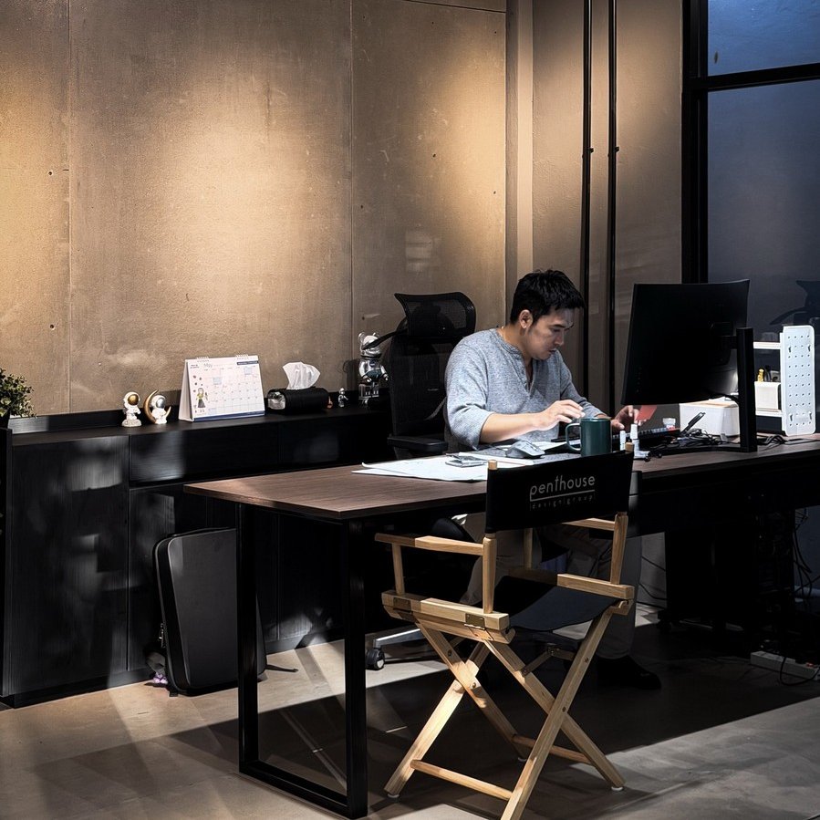 พื้นที่ทำงานพร้อมโต๊ะและคอมพิวเตอร์ — Penthouse Design Group พื้นที่ทำงานพร้อมโต๊ะและคอมพิวเตอร์ — Penthouse Design Group