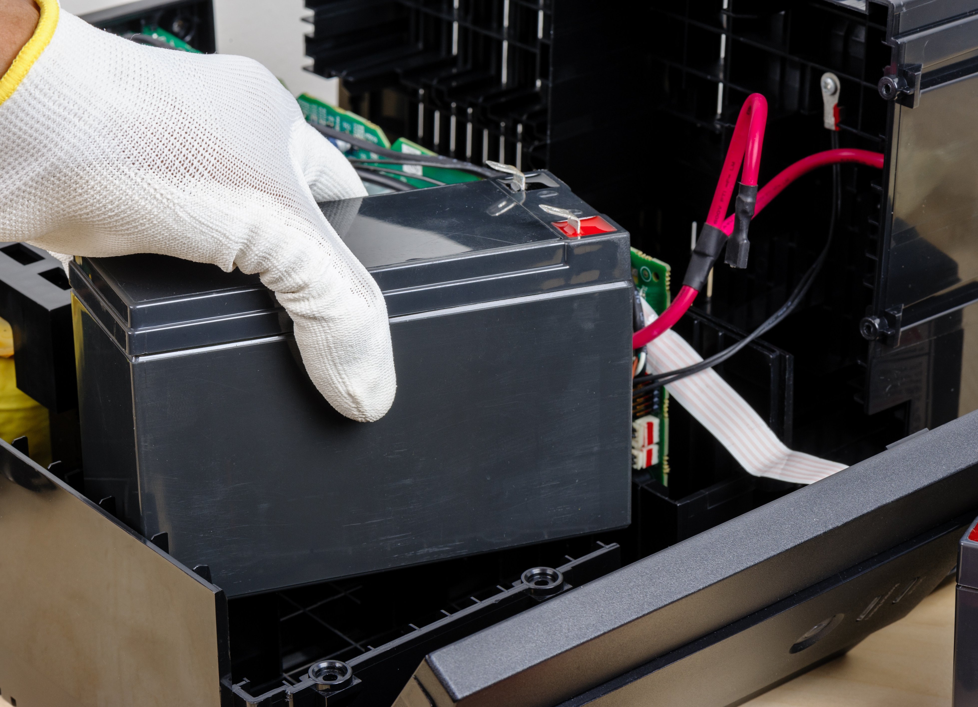 บริการเครื่องสำรองไฟพร้อมเปลี่ยนแบตเตอรี่ UPS ถึงหน้างาน บริการเครื่องสำรองไฟพร้อมเปลี่ยนแบตเตอรี่ UPS ถึงหน้างาน