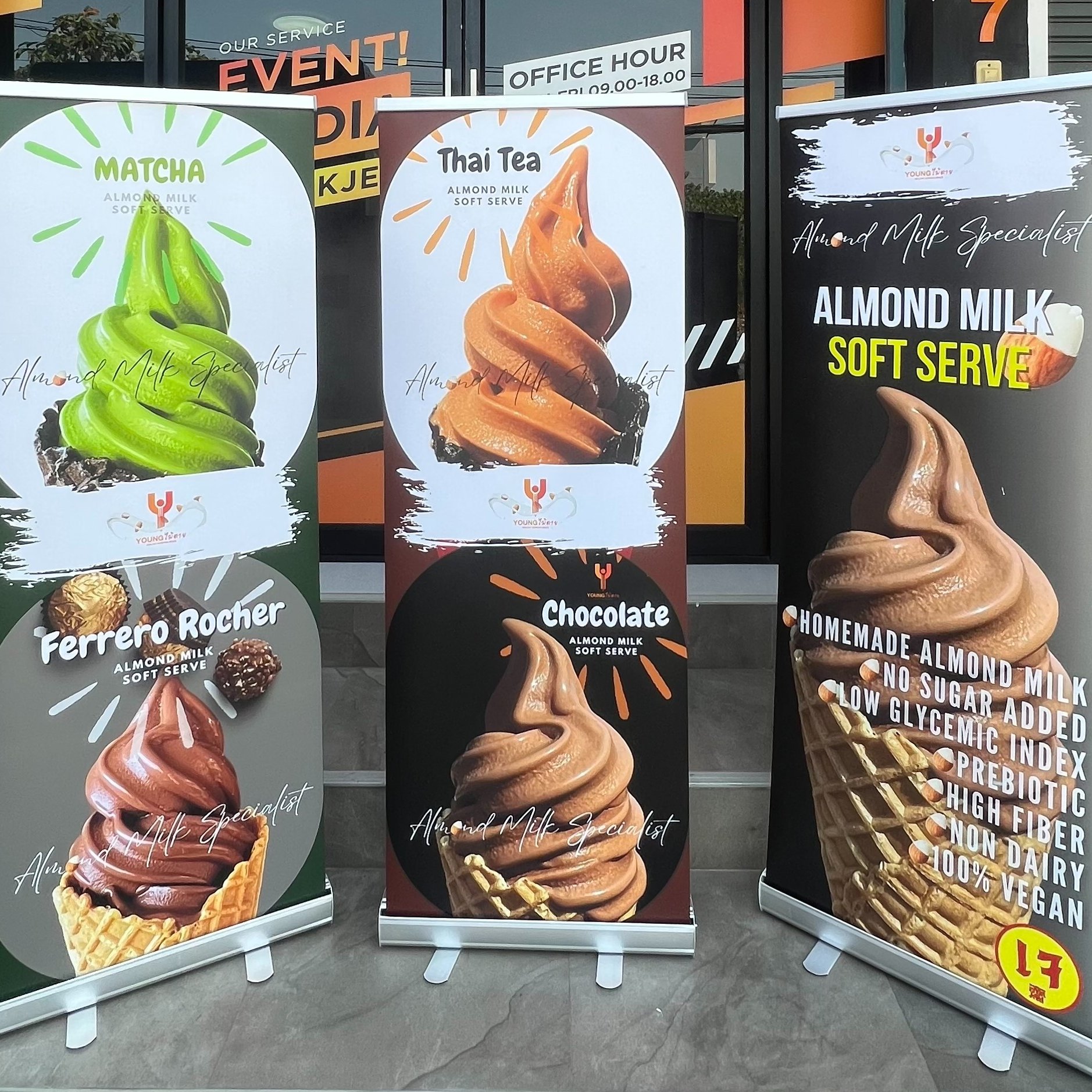 ตัวอย่างงานRoll-Up โรลอัพจากเว็บไซต์ Print Mania