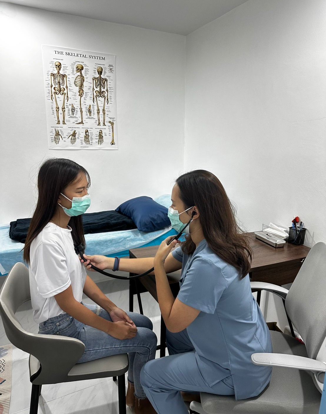 doctor examining a patient in a medical consultation room at Doctor Lamai Clinic, koh samui doctor examining a patient in a medical consultation room at Doctor Lamai Clinic, koh samui