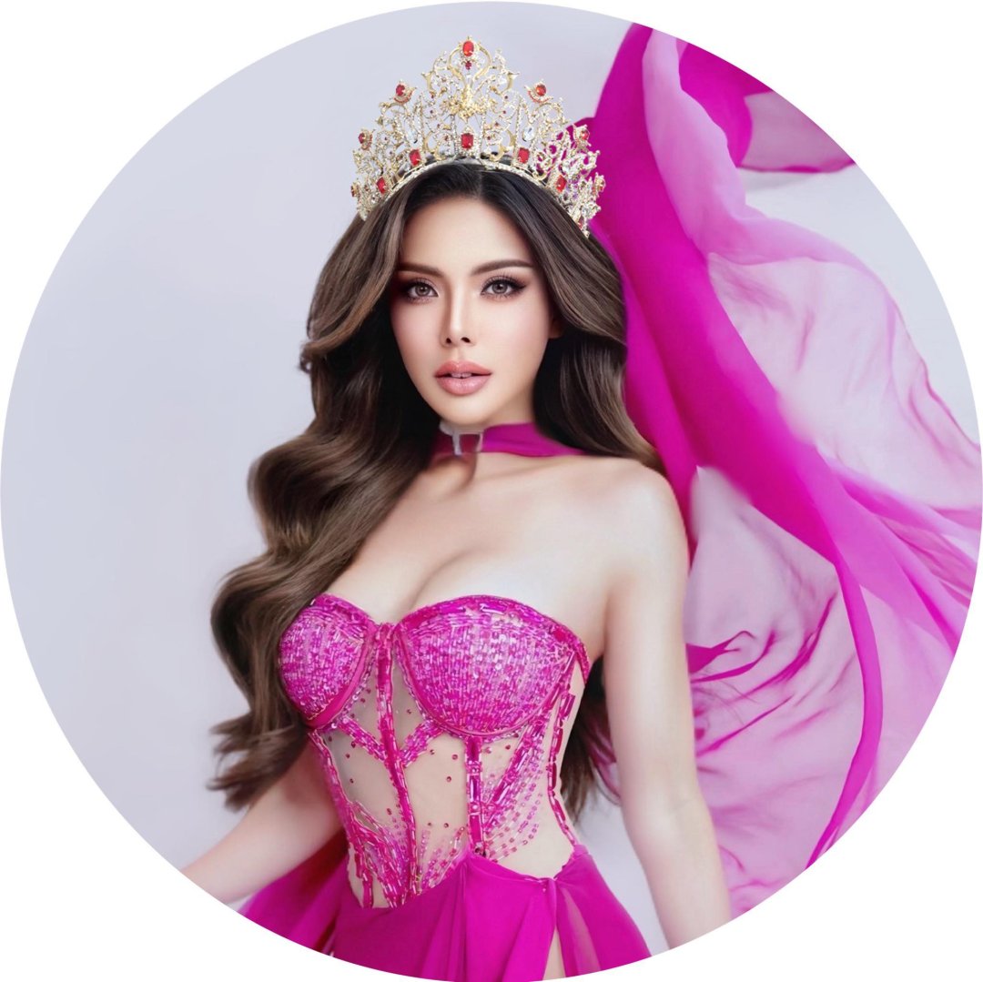 กลุ่มเพื่อนเจ้าสาวในชุดโทนสีเดียวกันดีไซน์สวยงามในงานแต่งงาน