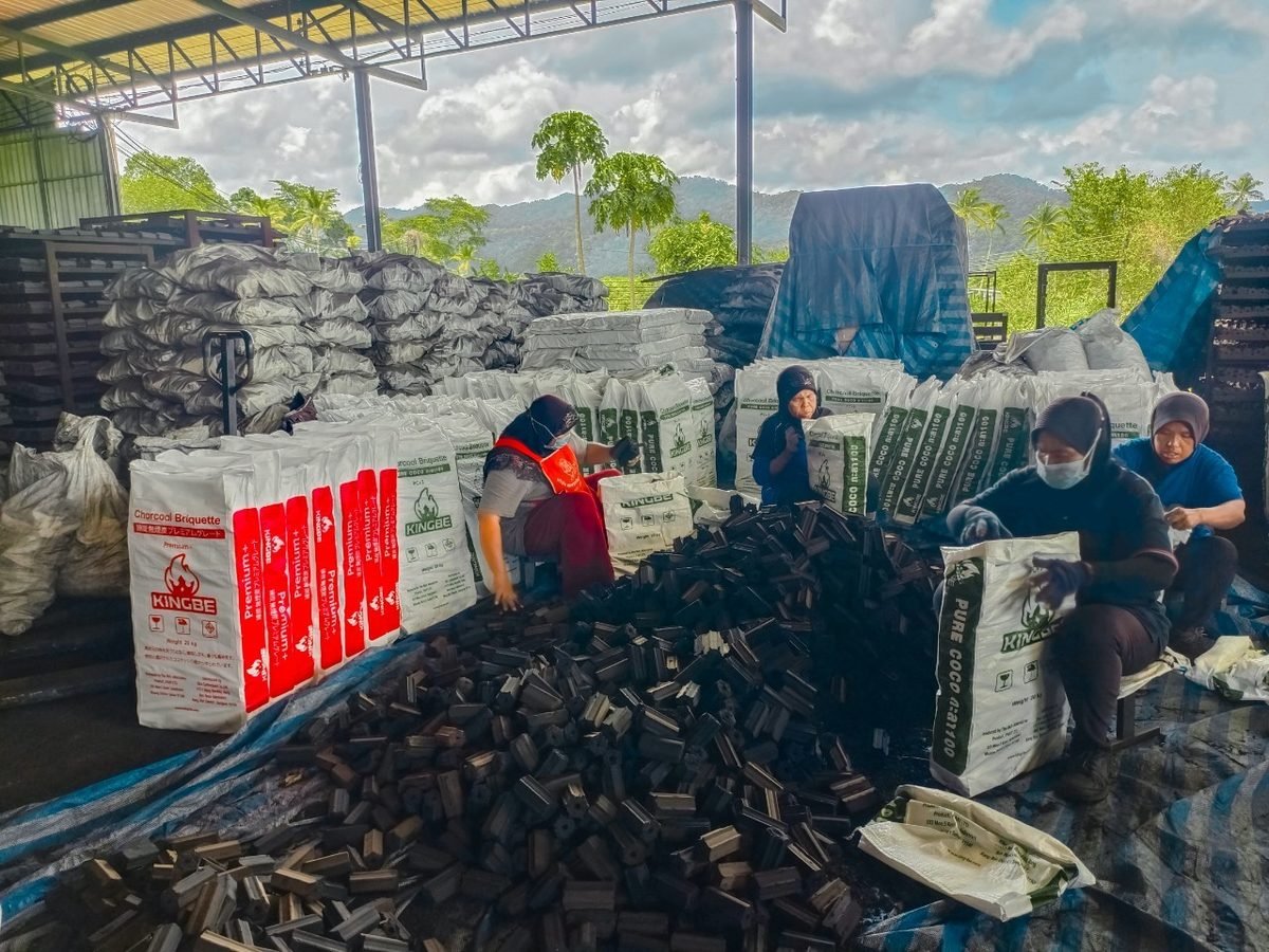 ทีมงาน KINGBE คัดและบรรจุถ่านอัดแท่งในโรงงาน