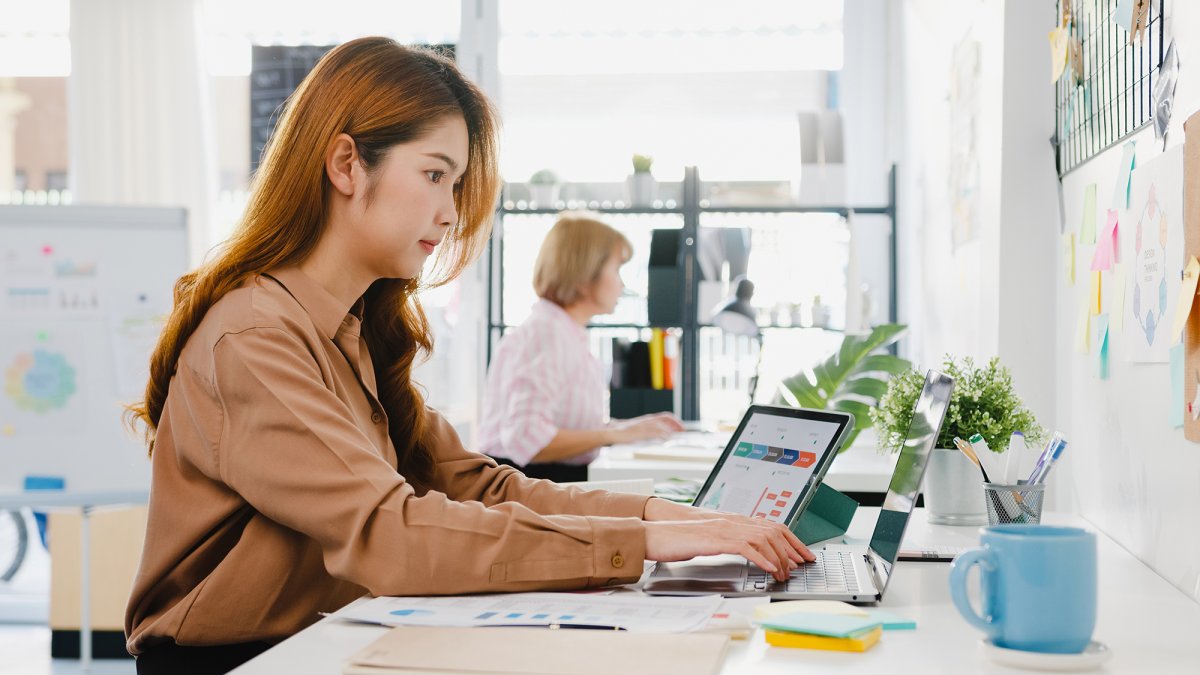 Office Worker Using Technology 6 examples of technology that answers SMART OFFICE needs