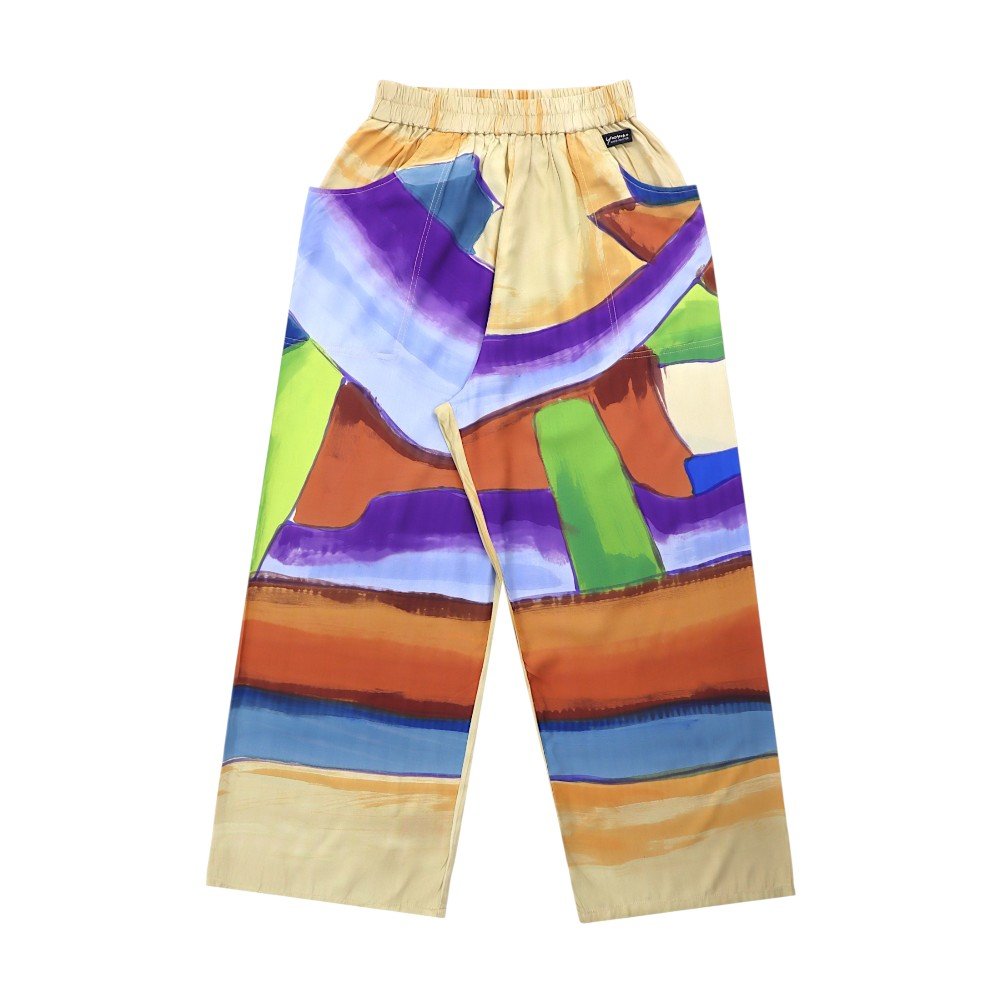woman-relax-pants-brown-city-maze