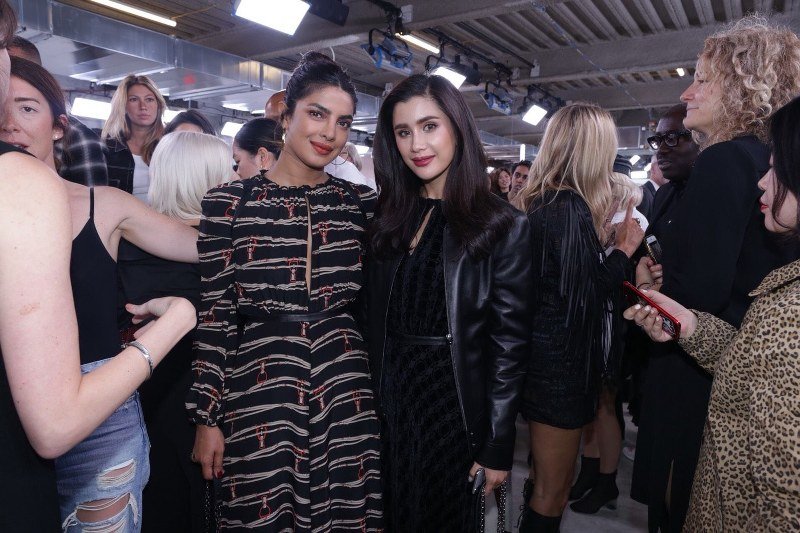 “ปู – ไปรยา” กระทบไหล่เซเลบระดับโลก Priyanka Chopra ที่ Maybelline New York Fashion Week 2018  “ปู – ไปรยา” กระทบไหล่เซเลบระดับโลก Priyanka Chopra ที่ Maybelline New York Fashion Week 2018