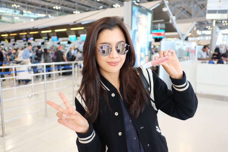 ส่องแอร์พอร์ตลุคชิคๆของสาว ปู ไปรยา บินไปอวดหน้าเป๊ะฟูลเทิร์น ณ Maybelline New York Fashion Week  ส่องแอร์พอร์ตลุคชิคๆของสาว ปู ไปรยา บินไปอวดหน้าเป๊ะฟูลเทิร์น ณ Maybelline New York Fashion Week