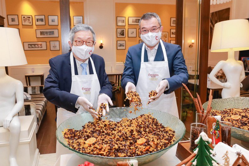 สุทธิเกียรติ จิราธิวัฒน์ ร่วมบ่มผลไม้เพื่อทำเค้กสโตเลนฉลองเทศกาลคริสต์มาส สุทธิเกียรติ จิราธิวัฒน์ ร่วมบ่มผลไม้เพื่อทำเค้กสโตเลนฉลองเทศกาลคริสต์มาส