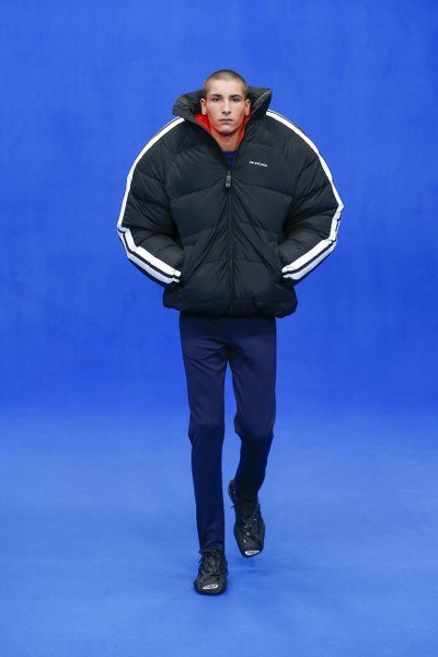 หดคอเข้าไปอยู่ในเสื้อ กับ Balenciaga Pillow Puffer Jacket  หดคอเข้าไปอยู่ในเสื้อ กับ Balenciaga Pillow Puffer Jacket