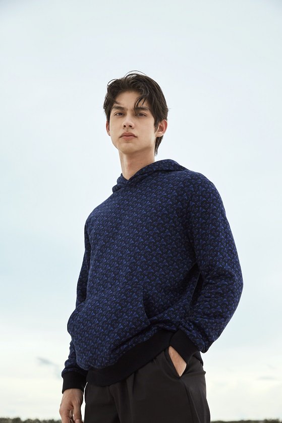 Burberry เทคโอเวอร์ Pina Wake Surf Club เปิดตัวคอลเล็กชั่น TB Summer Monogram Burberry เทคโอเวอร์ Pina Wake Surf Club เปิดตัวคอลเล็กชั่น TB Summer Monogram