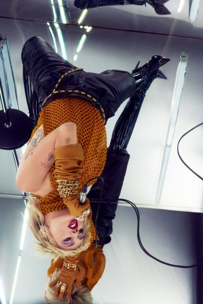 สองนักร้องสาวทรงพลัง ในลุคจาก Saint Laurent ฤดูหนาว 2020 ที่ถ่ายทอดลุค และอารมณ์ที่ต่างกันสุดขั้ว สองนักร้องสาวทรงพลัง ในลุคจาก Saint Laurent ฤดูหนาว 2020 ที่ถ่ายทอดลุค และอารมณ์ที่ต่างกันสุดขั้ว