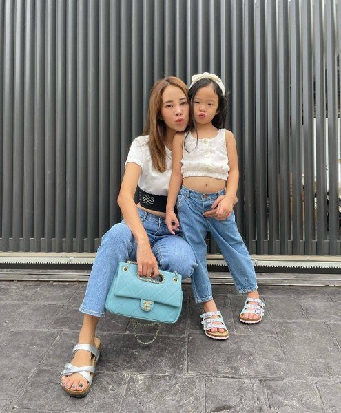 คู่คุณแม่ลูกคนดัง แมทช์รองเท้า Birkenstock Holding your Kids’s hand and Wearing Birkenstock Together คู่คุณแม่ลูกคนดัง แมทช์รองเท้า Birkenstock Holding your Kids’s hand and Wearing Birkenstock Together