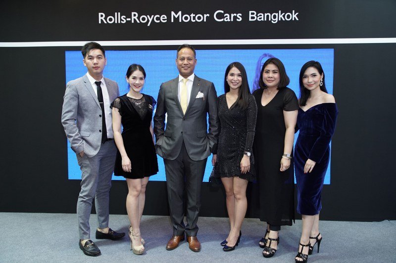 สัมผัสยนตรกรรมหรูระดับโลก โรลส์-รอยซ์ ‘เรธ-โกสท์’ มิดไนท์ แซฟไฟร์ พร้อมตระการตากับแฟชั่นโชว์จิวเวลรี่ สัมผัสยนตรกรรมหรูระดับโลก โรลส์-รอยซ์ ‘เรธ-โกสท์’ มิดไนท์ แซฟไฟร์ พร้อมตระการตากับแฟชั่นโชว์จิวเวลรี่