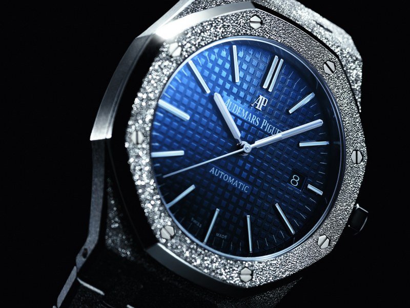เรียบโก้ด้วย Audemars Piguet กับ "รอยัล โอ๊ค ฟรอสต์ โกลด์ ลิมิเต็ด อิดิชั่น" และ "รอยัล โอ๊ค คัฟลิงค์"  เรียบโก้ด้วย Audemars Piguet กับ "รอยัล โอ๊ค ฟรอสต์ โกลด์ ลิมิเต็ด อิดิชั่น" และ "รอยัล โอ๊ค คัฟลิงค์"