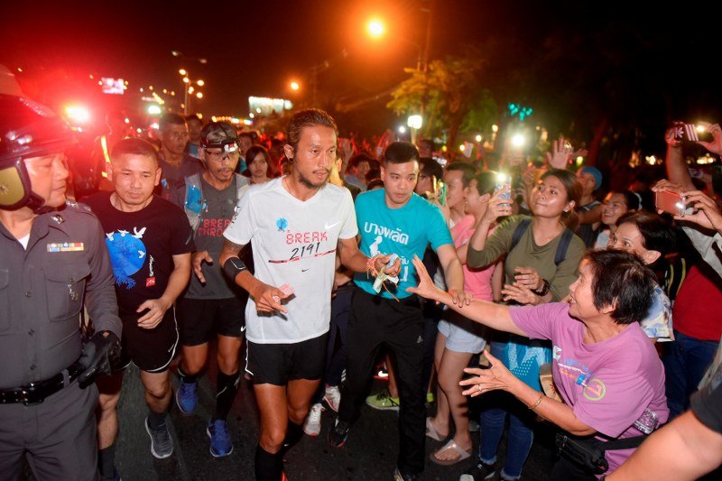 ประมวลภาพการวิ่งครั้งยิ่งใหญ่ของตูน อาทิวราห์  คงมาลัย ในกรุงเทพฯ  ประมวลภาพการวิ่งครั้งยิ่งใหญ่ของตูน อาทิวราห์  คงมาลัย ในกรุงเทพฯ
